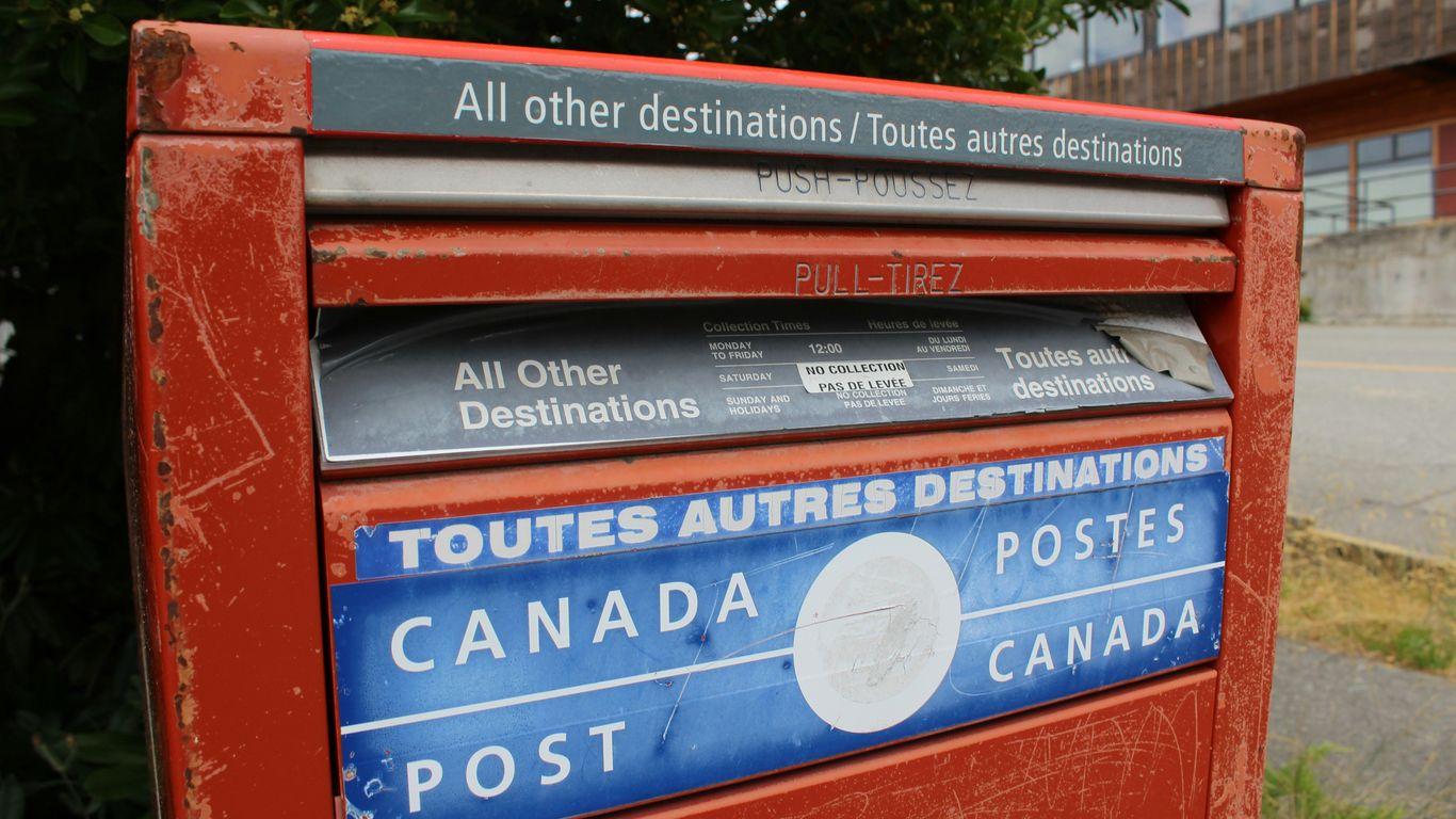 average wage of canada post worker